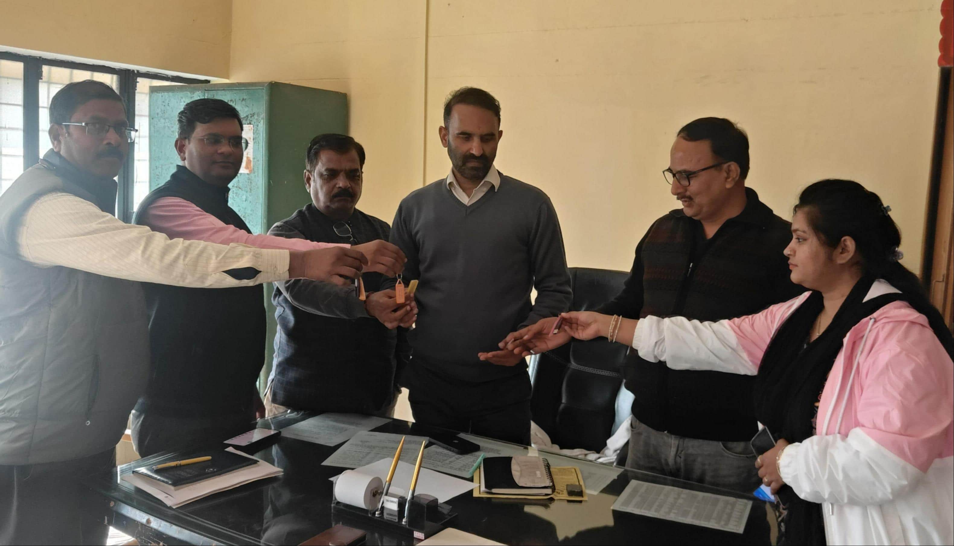 फोटो-3- एडीओ पंचायत के पास डोंगल जमा करता सचिवों का प्रतिनिधि मंडल। स्रोत: समिति