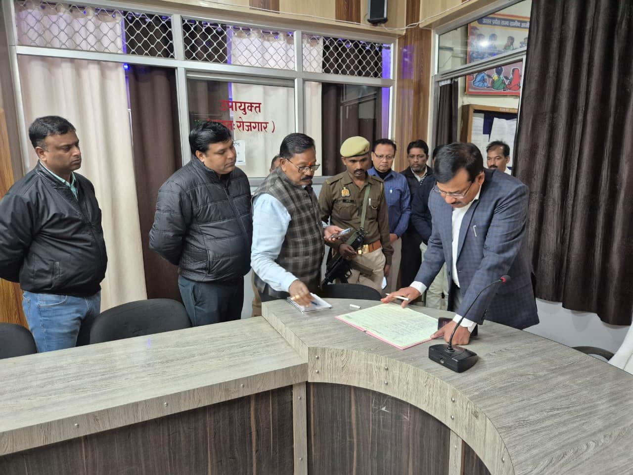 फोटो - 30 विकास भवन का निरीक्षण करते डीएम। संवाद