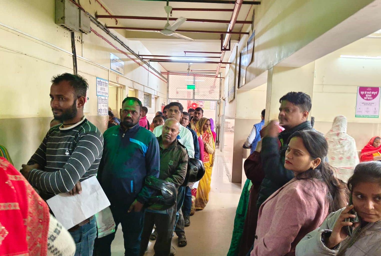 फोटो-35- फिजीशियन के कक्ष के बाहर लगी मरीजों की कतार। संवाद