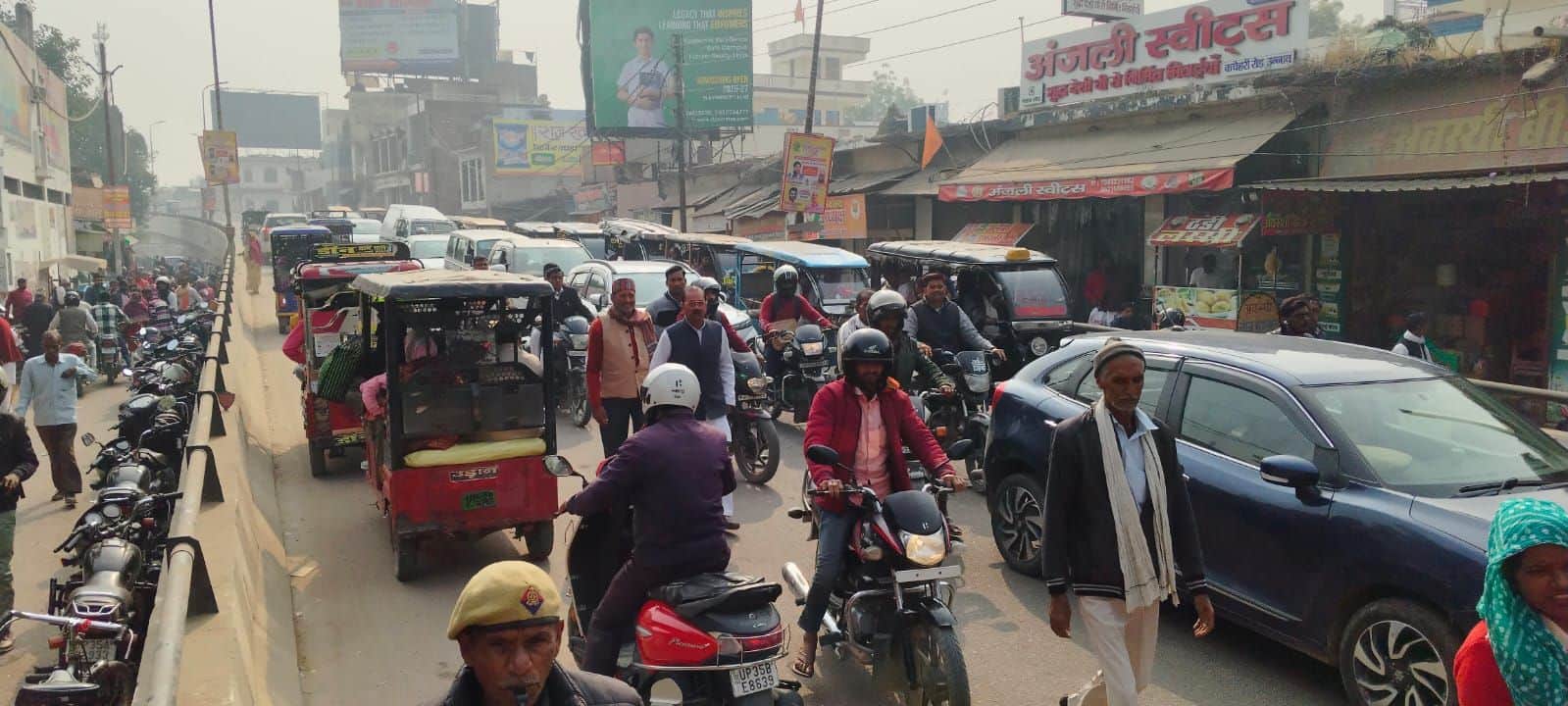 फोटो-38- शहर में कचहरी रोड पुल पर सुबह 11 बजे लगा लंबा जाम। संवाद
