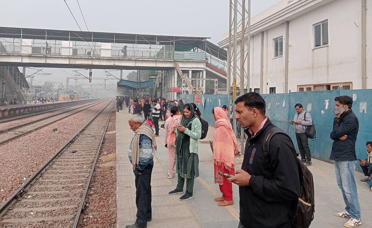 Amrapali and Geeta Jayanti trains were delayed by 5 hours and 15 minutes, while Malwa Express was delayed by 4 and a half hours.