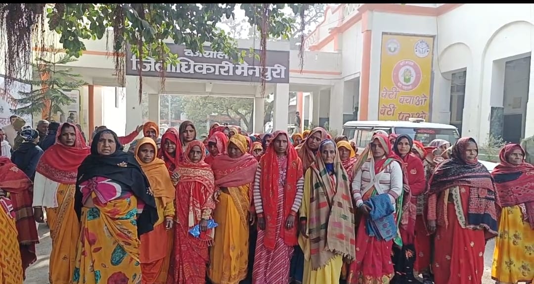 Women protest at DM's office to get liquor contract removed