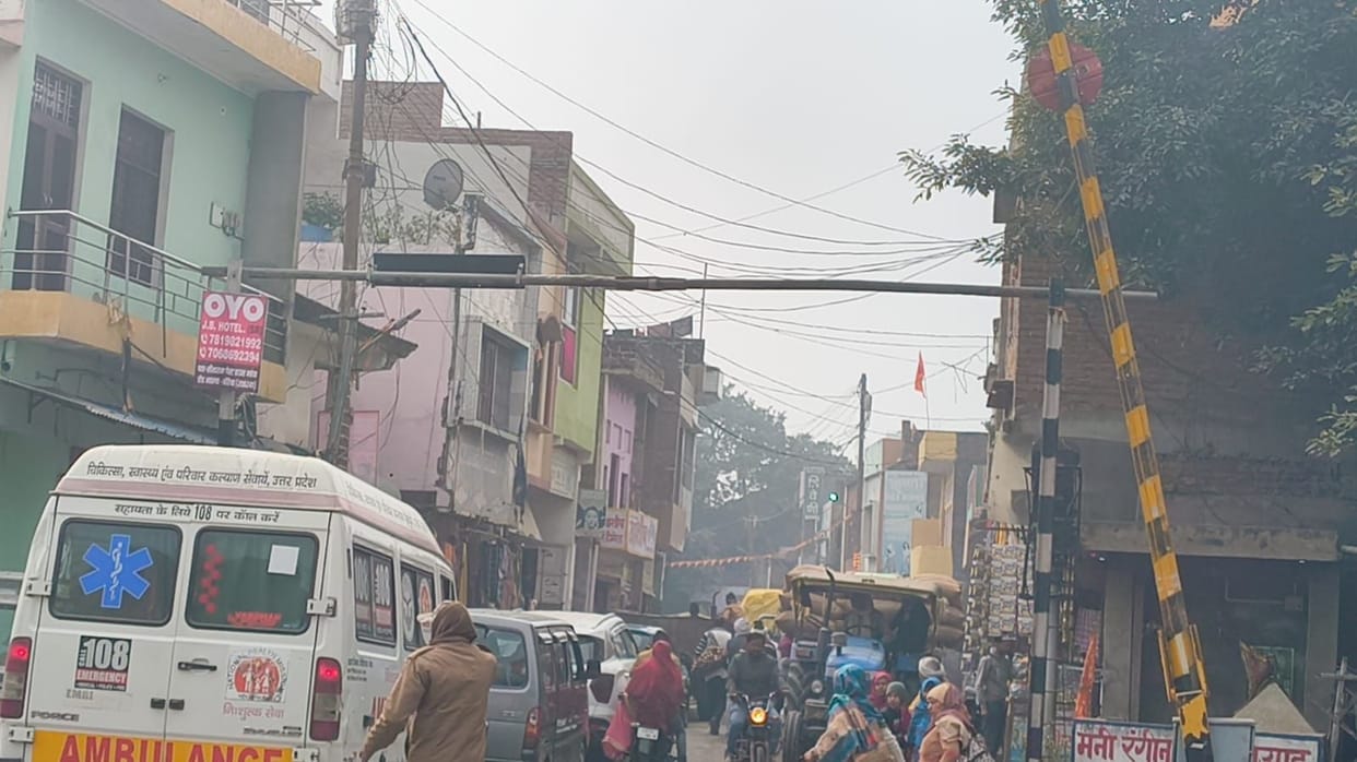 Jam at Achalda crossing, Rajdhani Express stopped for five minutes