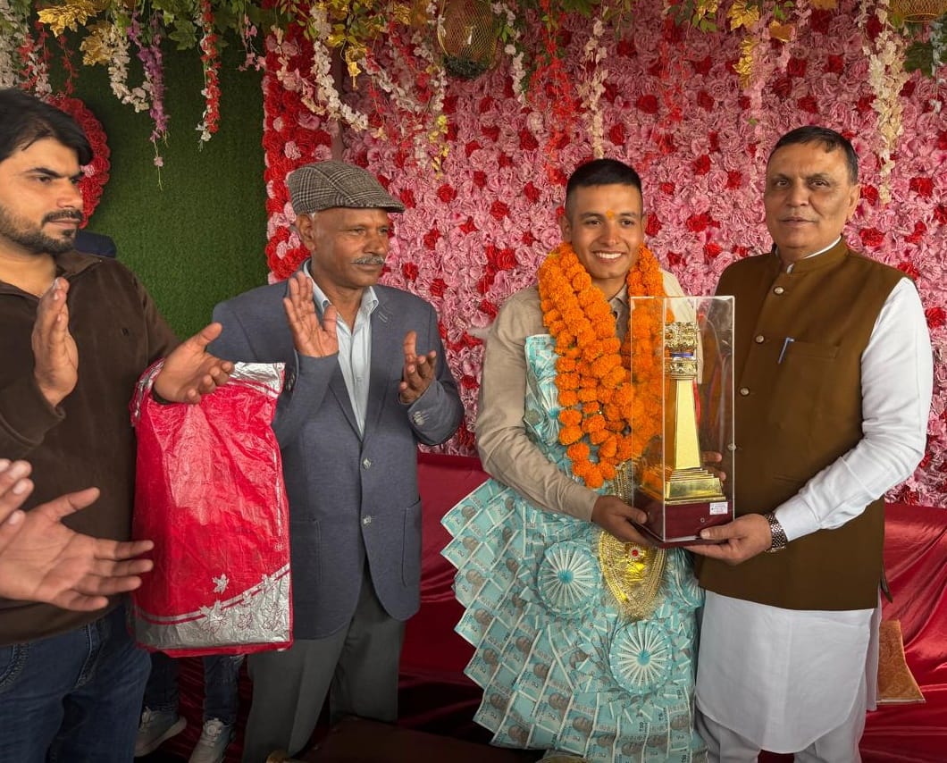 The MLA honored Flying Officer Avikesh Chhillar.