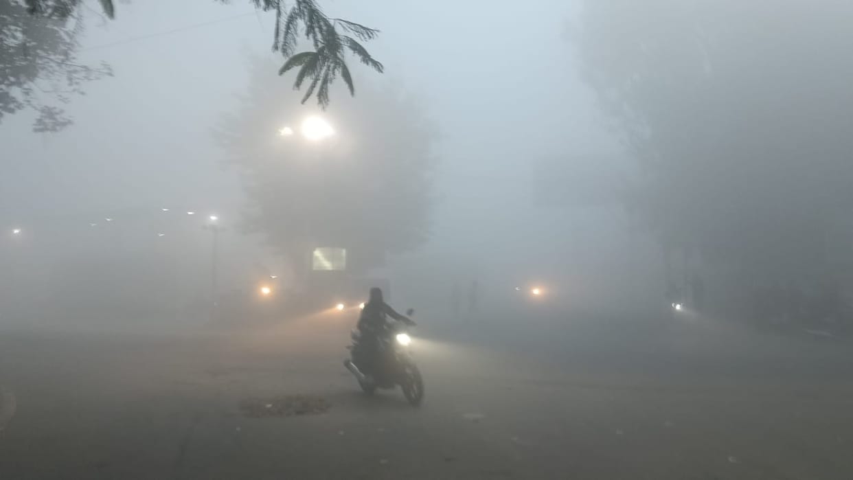 Fog prevailed till late in the morning, affecting normal life and slowing down the speed of vehicles.
