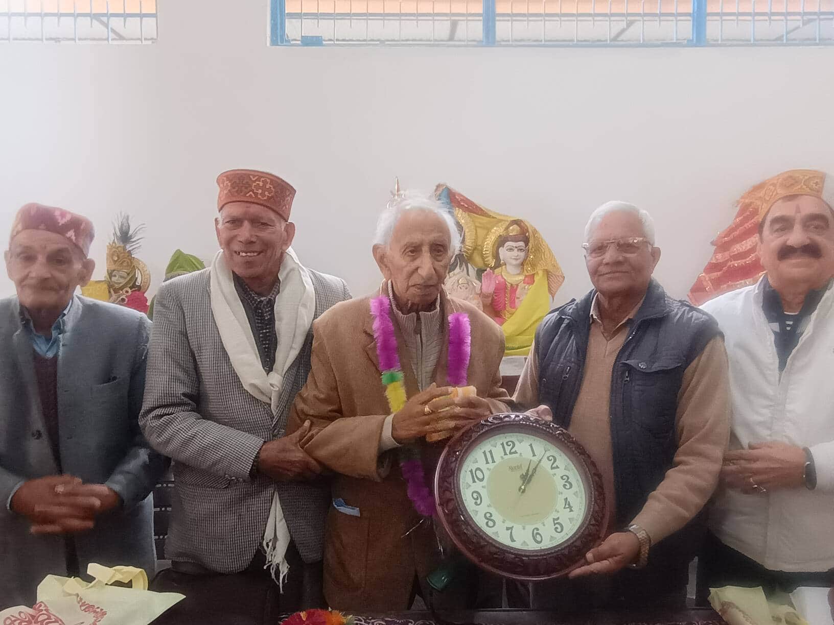 हिम आंचल पेंशनर संघ के सम्मान सामारोह में पेंशनरों को सम्मािनत करते हुए। स्रोत संघ