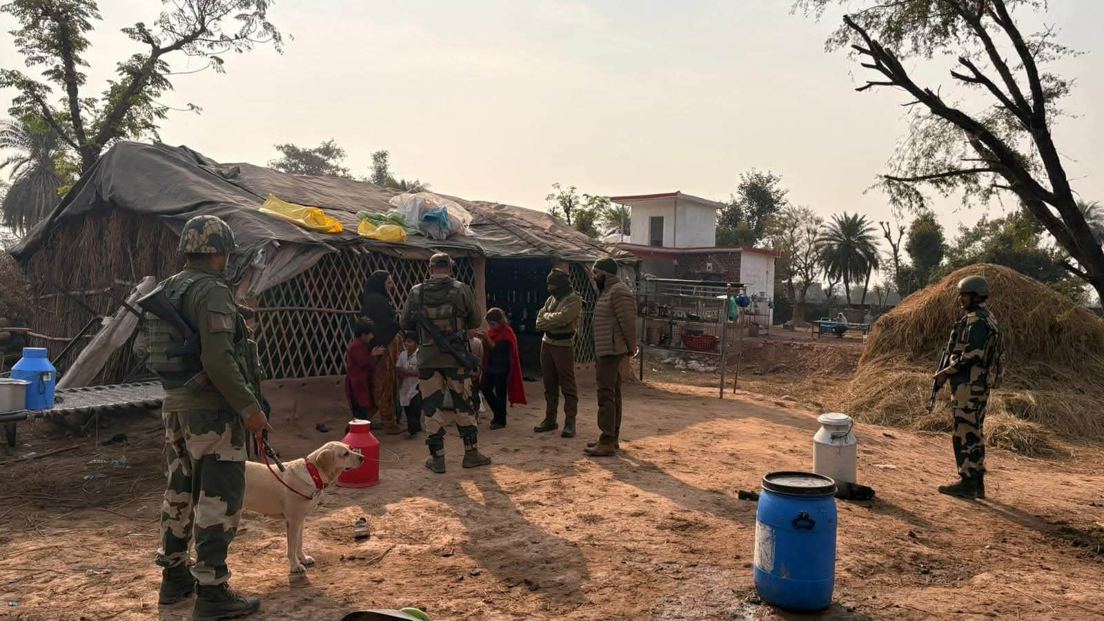 हीरानगर के सीमावर्ती इलाके में सर्च आप्रेशन चलाते हुए बीएसएफबीएसएफ