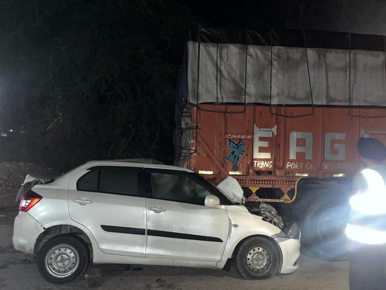 हादसे में क्षतिग्रस्त कार। 