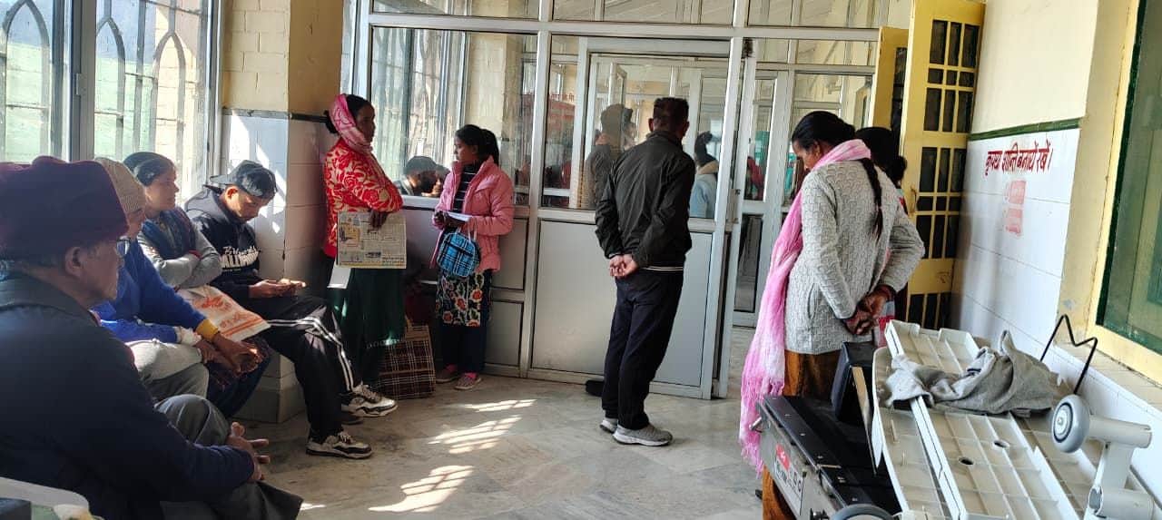 जिला अस्पताल में ओटी के बाहर सर्जन का इंतजार करते मरीज। संवाद