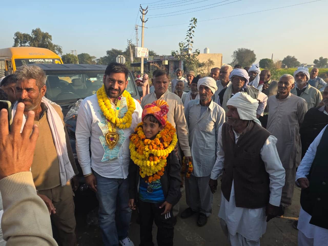 जिला प्रमुख मनोज यादव ने यश को सम्मानित करते। स्रोत : ग्रामीण