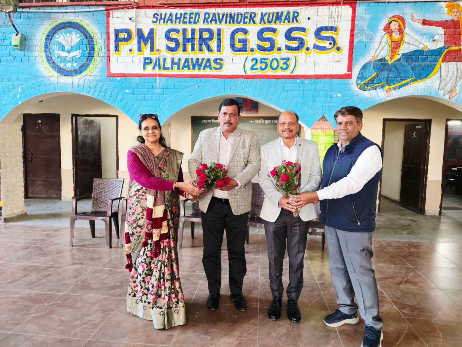 जिला शिक्षा अधिकारी बिजेंद्र हुड्डा और जिला मौलिक शिक्षा अधिकारी प्रदीप दहिया के पहुंचने पर स्व