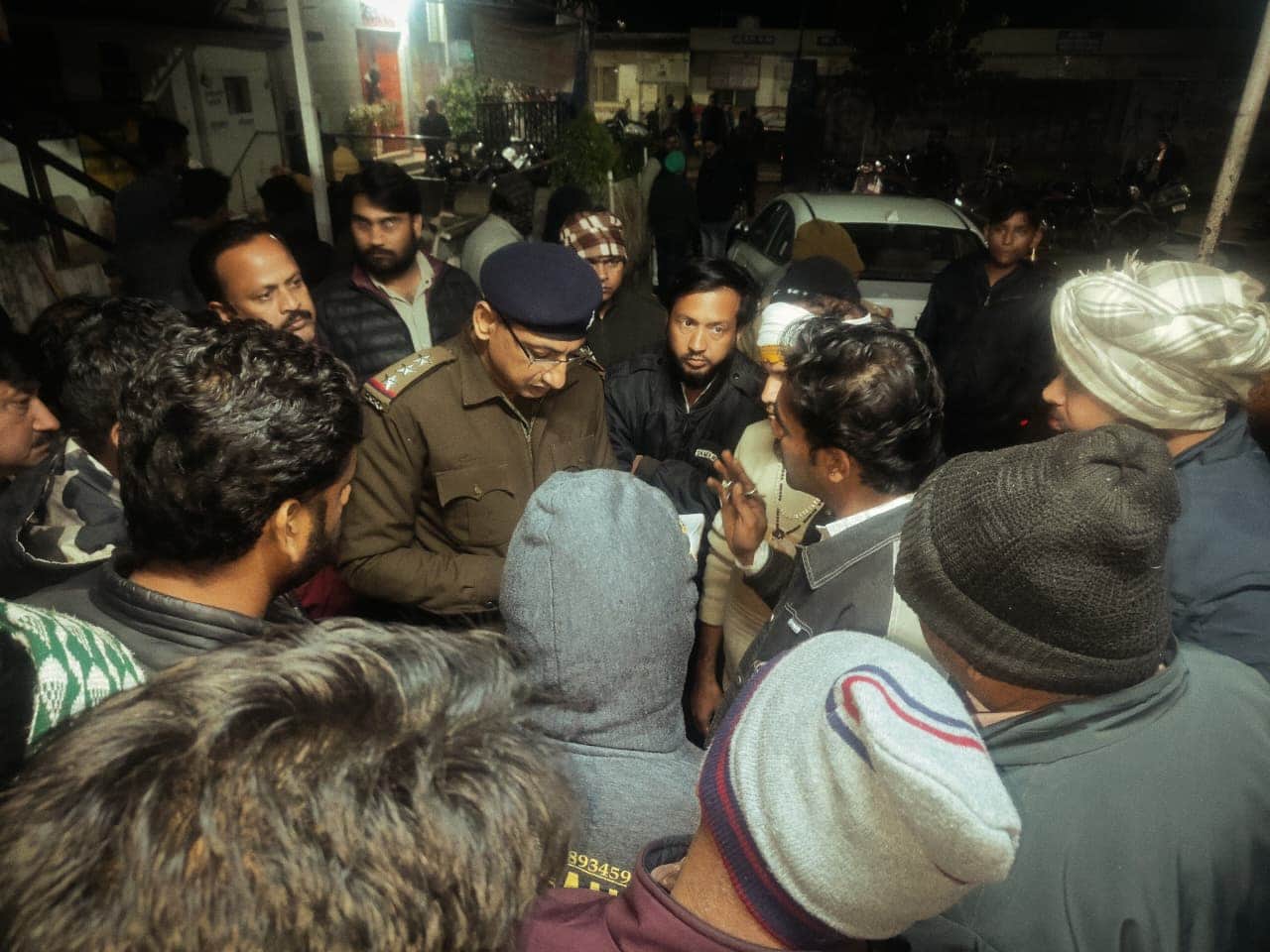 ज्वेलरी शॉप संचालक पिता-पुत्र पर जानलेवा हमला