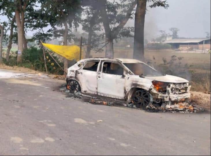 कार में लगी आग बुझाते फायर ब्रिगेड के कर्मचारी, फोटो संवाद