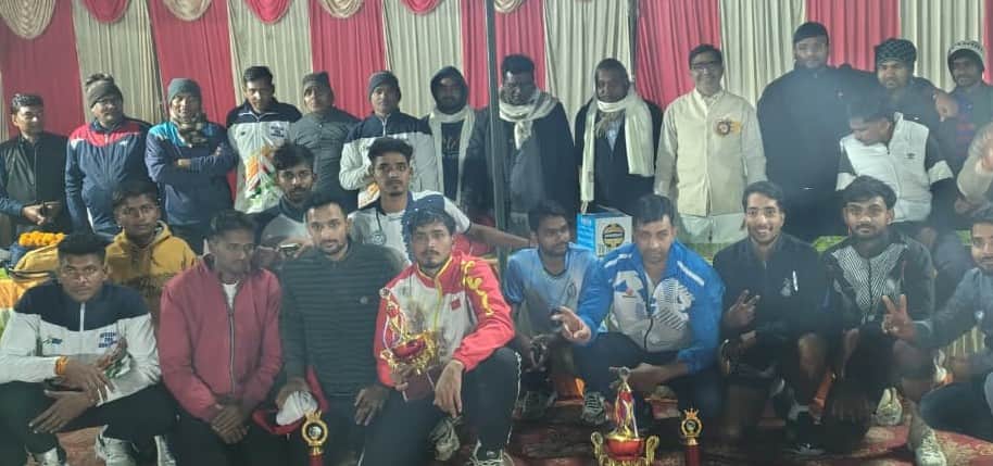 कुरमैचा में जीत के बाद सरपतहां की वालीबाल टीम। स्रोत: संगठन