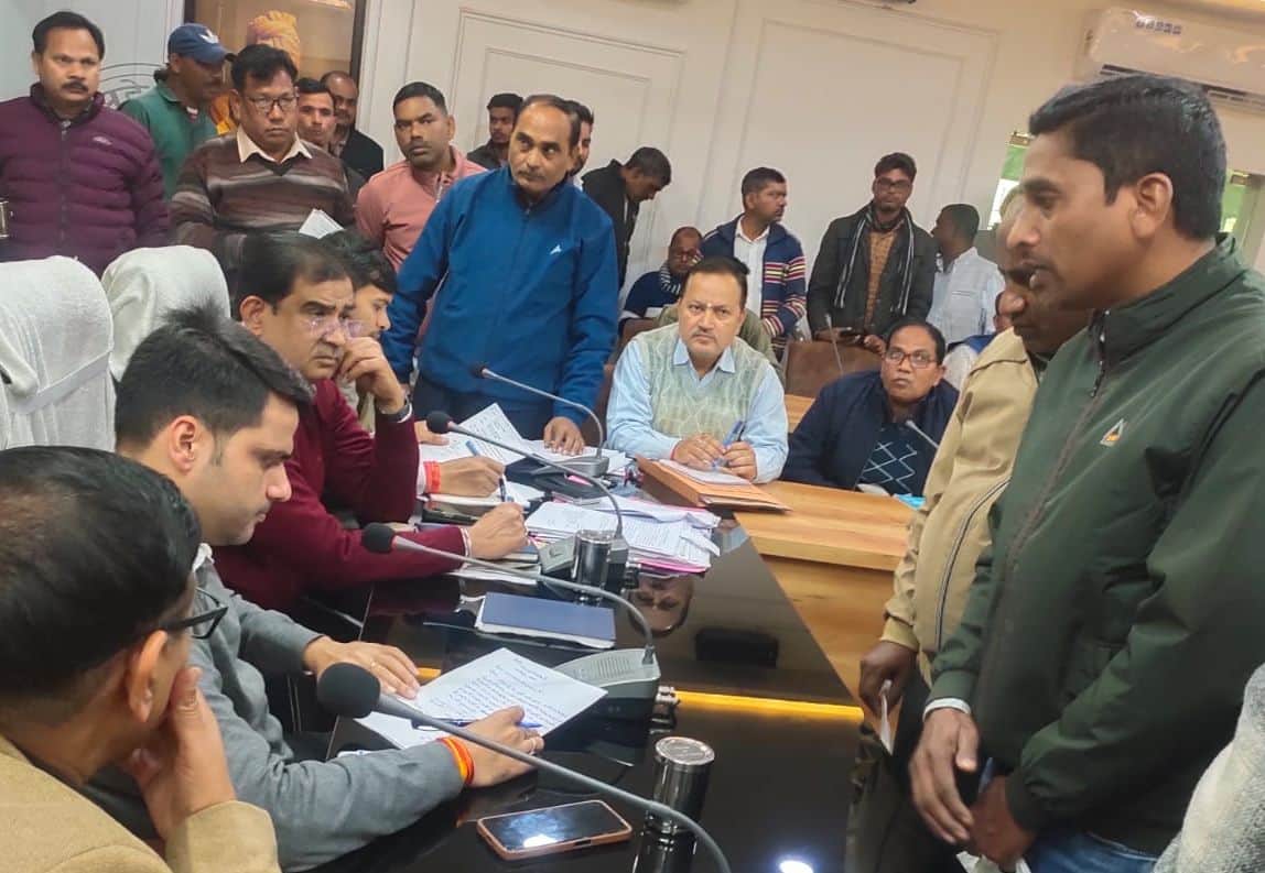 कर्मचारी दिवस पर कर्मचारियों की समस्साएं सुनते हुए सीडीओ अभिषेक कुमार। स्रोत : विभाग