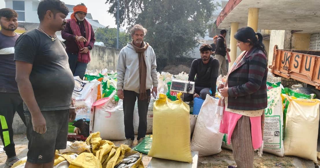 कारपेट सिटी क्रय केंद्र पर धान का तौल कराते किसान। संवाद