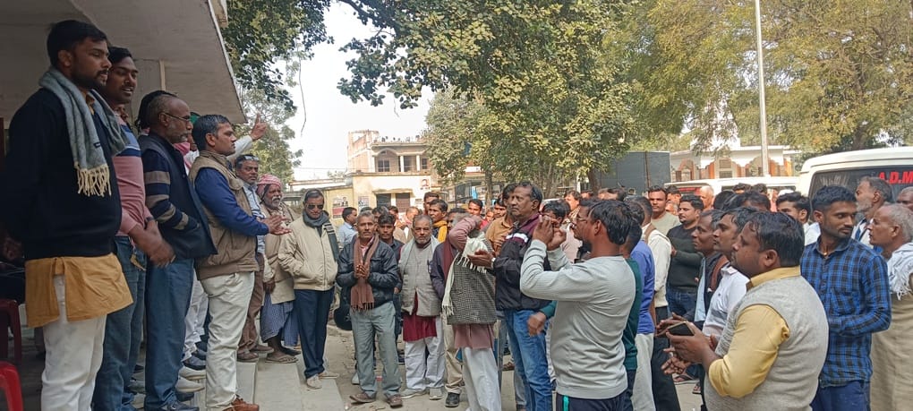 Farmers raised slogans, demanding increase in compensation