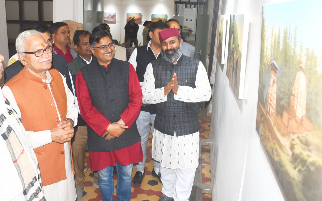 Haridarshan communicates with the silent Himalayas through pictures