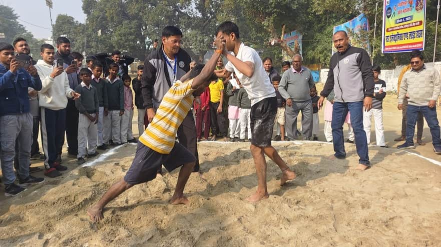 कुश्ती में हिस्सा लेते मूक वधिर बच्चे। संवाद