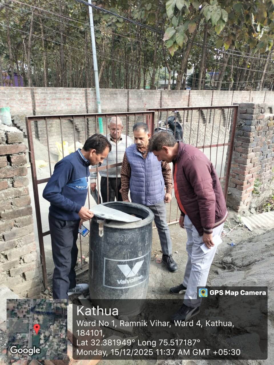 कठुआ के रमणीक विहार में जलभंडारण व्यवस्था की जांच करते स्वास्थ्यकर्मी। स्रोत स्वास्थ्य विभाग