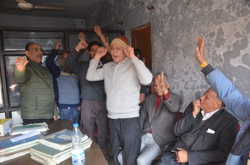 People's anger erupted when they did not receive their fixed deposit and recurring deposit amounts from the bank, leading to a strong protest.