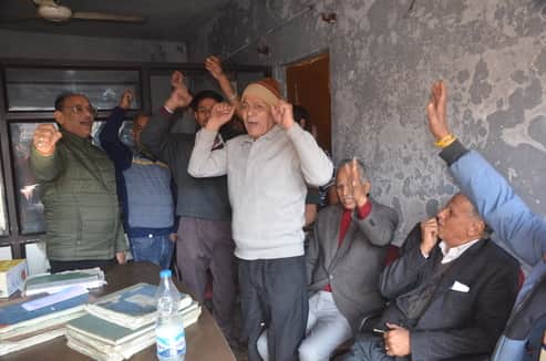 कठुआ में बैंक प्रबंधन के खिलाफ प्रदर्शन करते ग्राहक। संवाद