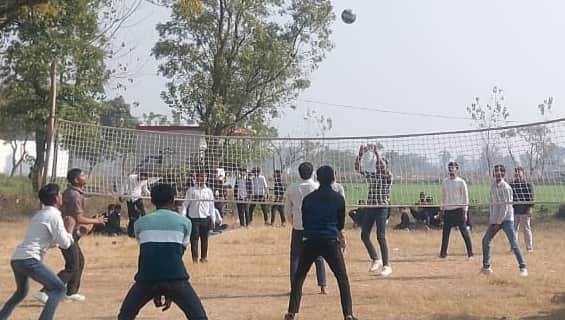 कुठिला लायकपुर में वॉलीबॉल खेलते युवा। स्रोत नेहरू युवा मंडल