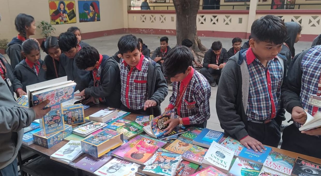 Children gathered at the book exhibition, their emotional presentations captivated the hearts of the people