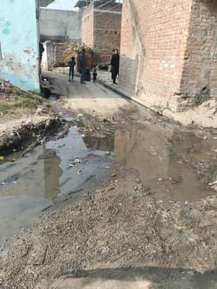 खासपुर गांव में पाइप लाइन डालनें को खुदी सड़कों पर जलभराव। संवाद