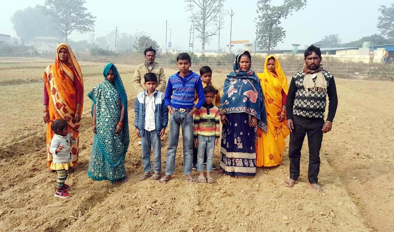 खुटार में गेहूं जुता खेत दिखाते  गिरजाशंकर और उनके परिजन। संवाद