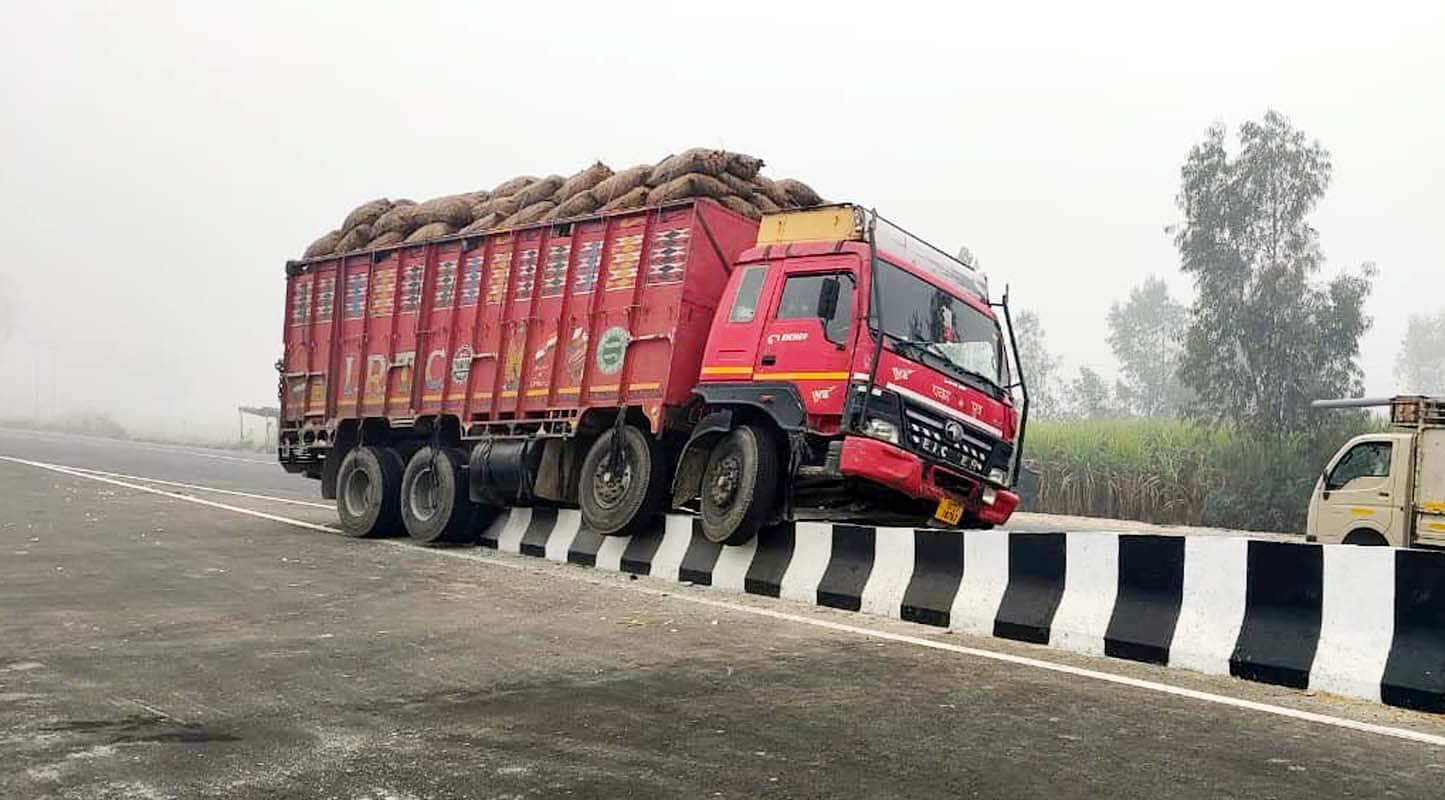 खुटार में रुजहा ओवरब्रिज के पास डिवाइडर पर चढ़ी डीसीएम। संवाद