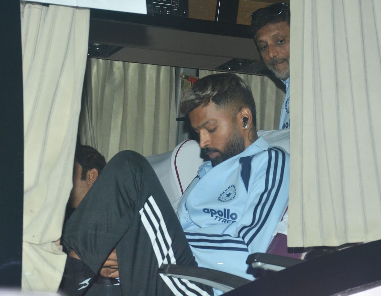 Cricket stars receive warm welcome on arrival in Lucknow, practice at Ekana today