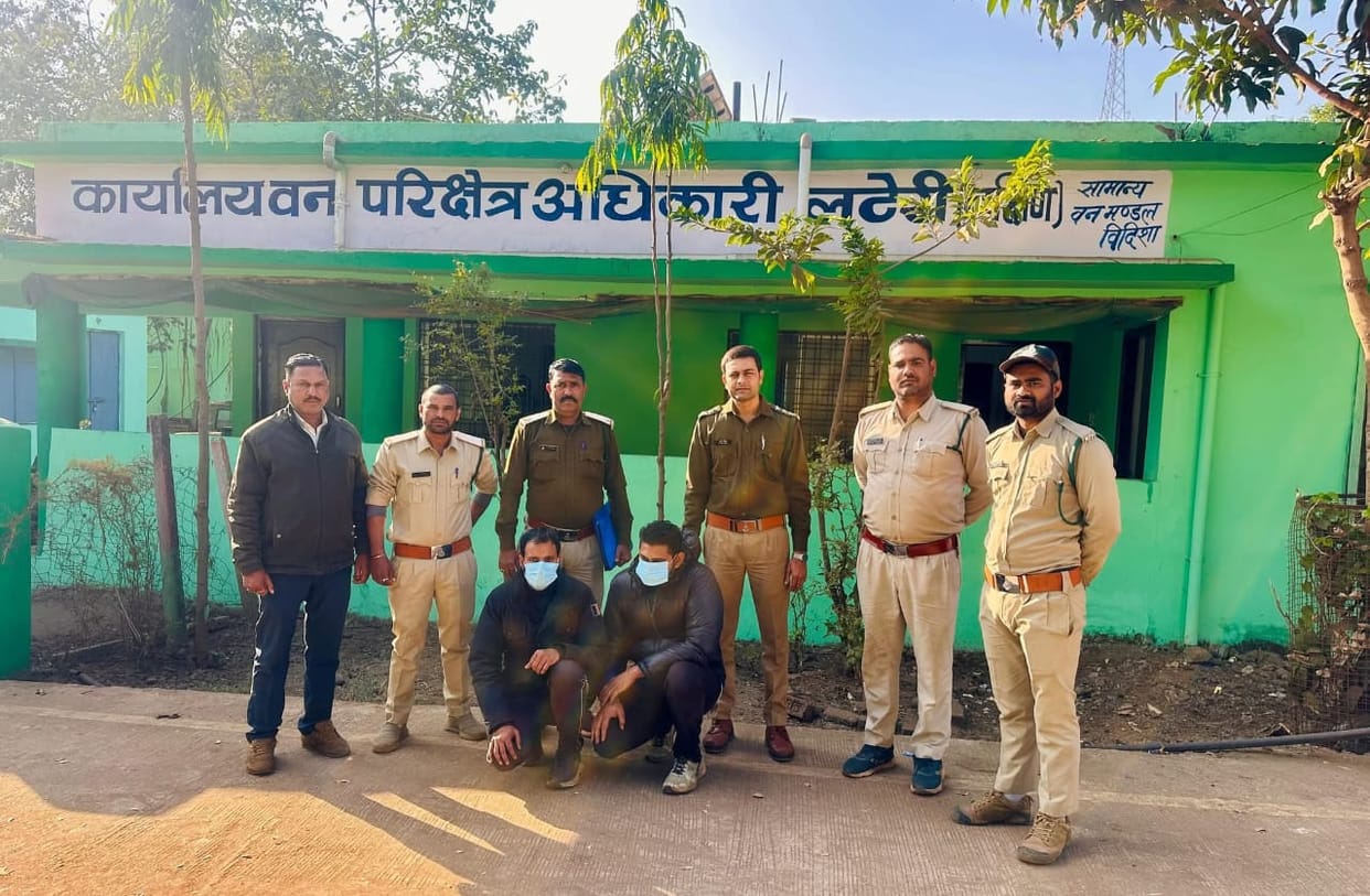Vidisha News: Patwari and civil engineer arrested while preparing for hunting in Lateri forest.