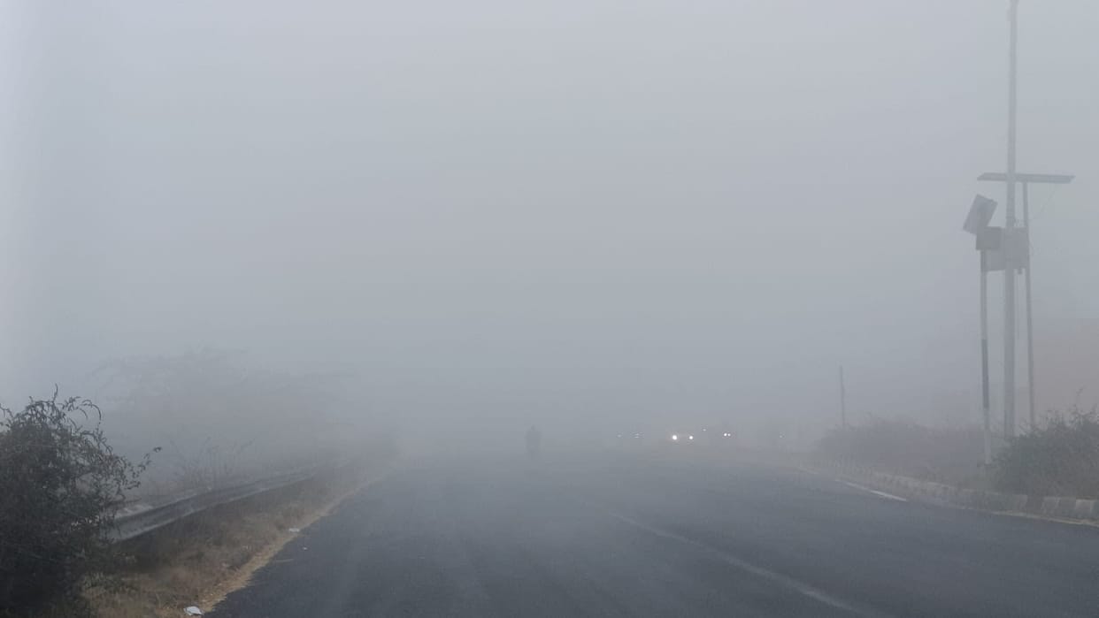 After two hours of fog, the sunshine brought relief to vehicle drivers; bus operations were normal, but the Gorakhdham Express arrived five hours late.