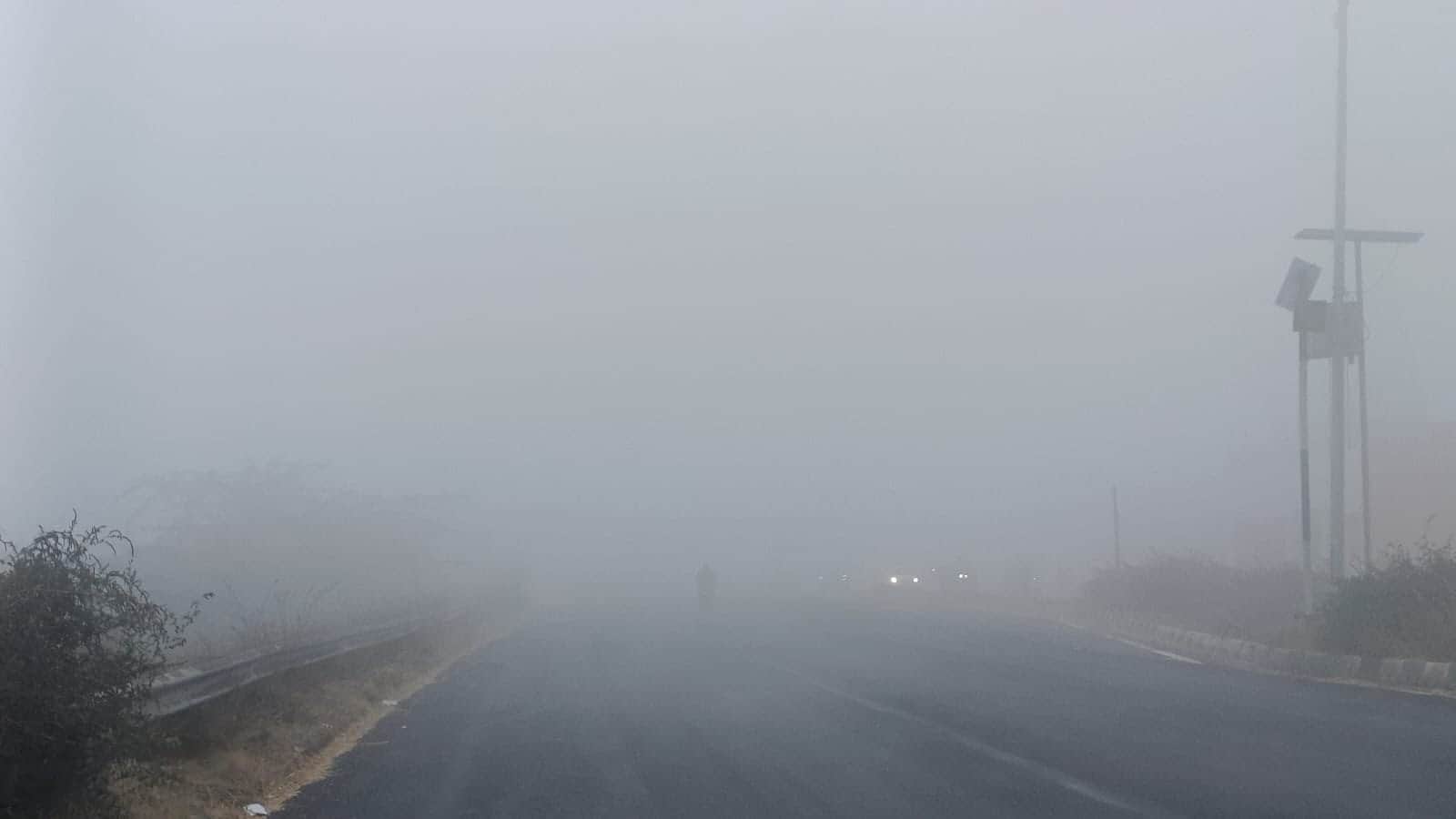 मंगलवार सुबह छाई धुंध। 