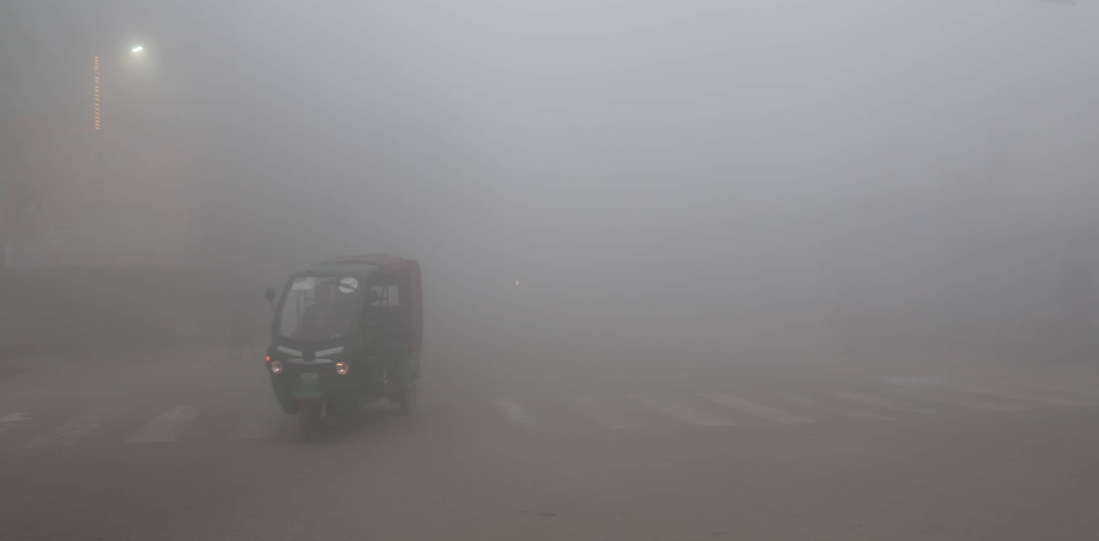 मंगलवार सुबह टाउनहॉल में छाया घना कोहरा। संवाद