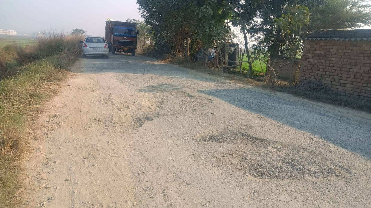 Potholes on the road, hidden by fog, are increasing the danger... pedestrians are facing difficulties.