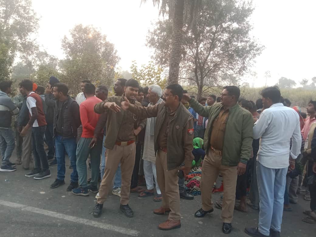 मौके पर भीड़ और पुलिस। स्रोत :पुलिस