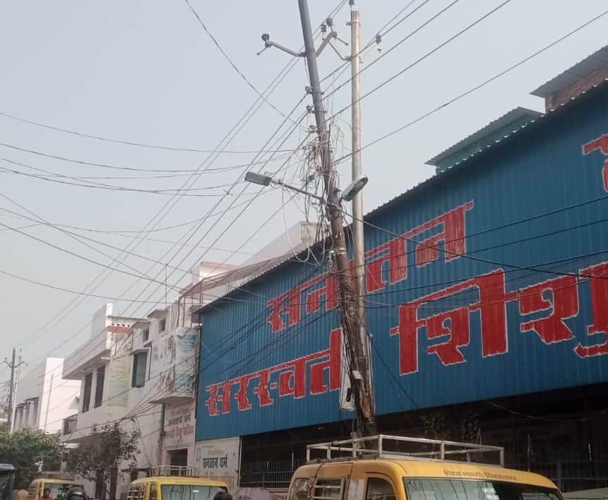 मिश्राना चौकी के पास एक स्कूल सामने नहीं कराया गया रीवैंप का काम, उलझे हुए तार। संवाद