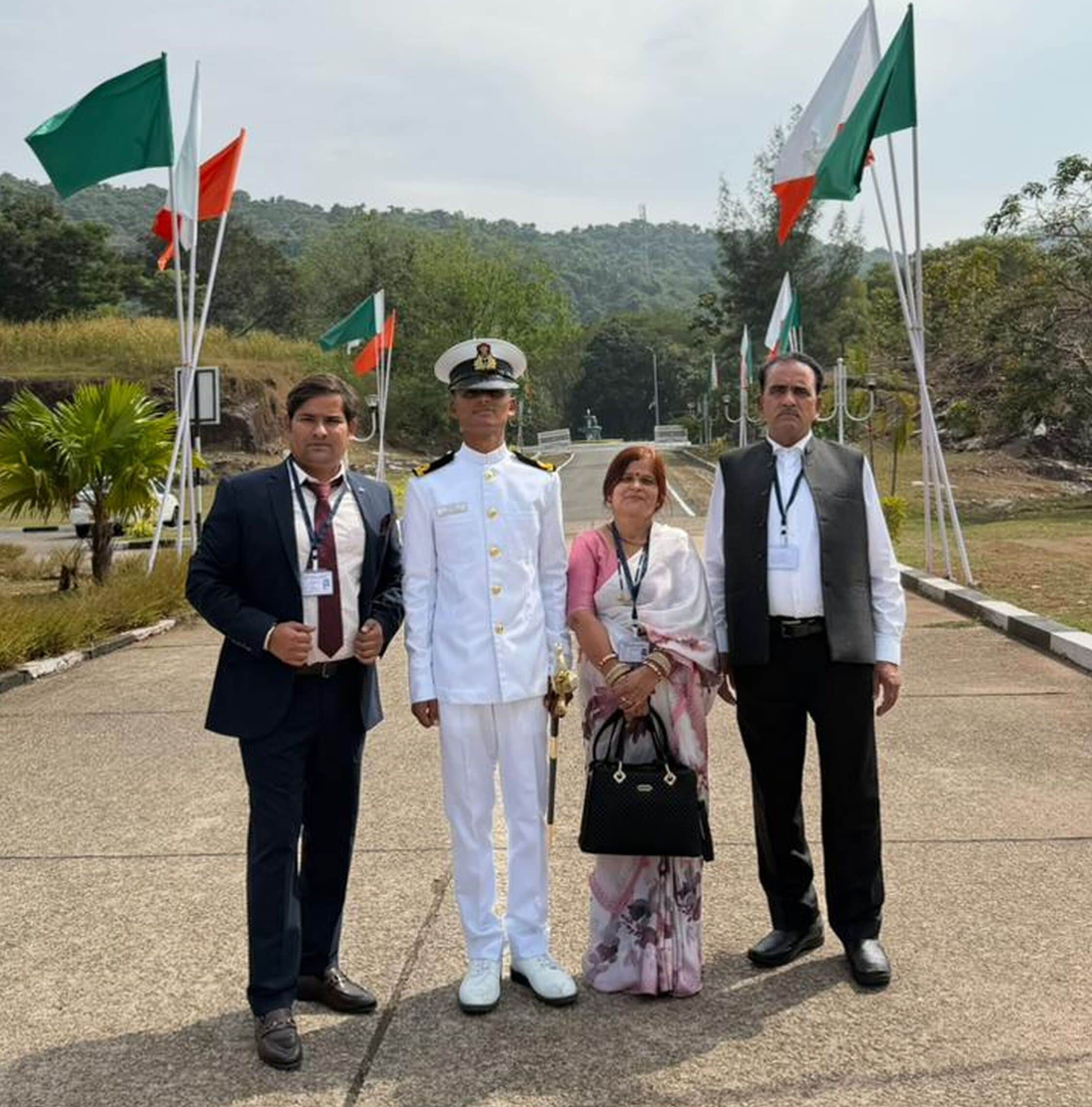 माता-पिता के साथ लेफ्टिनेंट गौरव मिश्र।