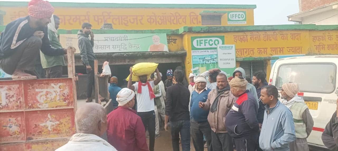 मदनपुर के साधन सहकारी समिति पर खाद वितरण के दौरान जुटे किसानफोटो- संवाद