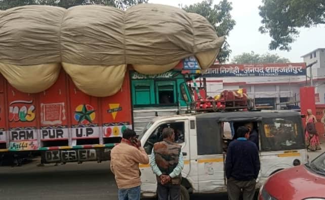 निगोही में थाने के सामने से गुजरता ओवर हाइट वाहन। संवाद