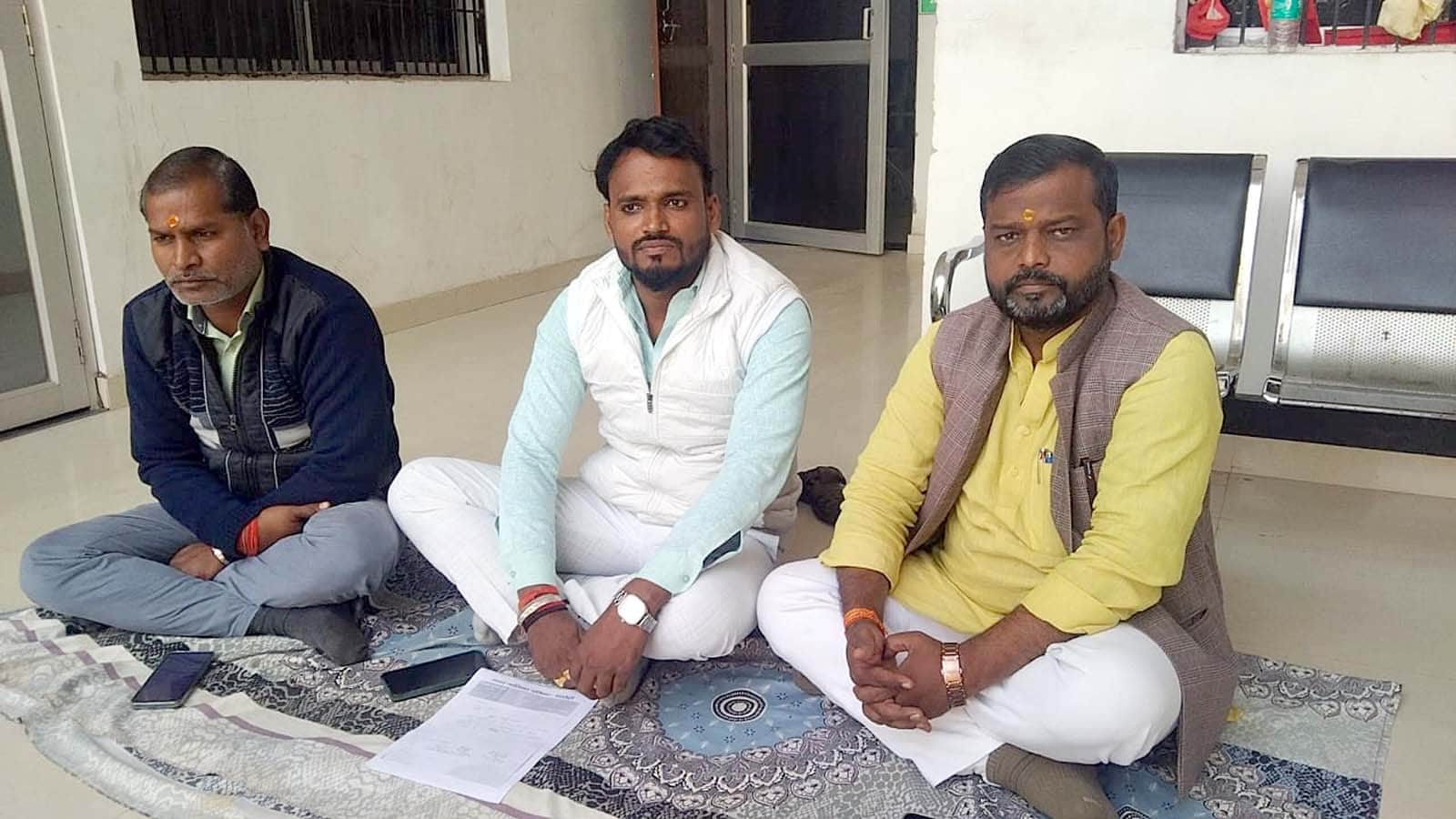 नगर पालिका ईओ कार्यालय के बाहर धरने पर बैठे सभासदगण।स्रोत-संवाद