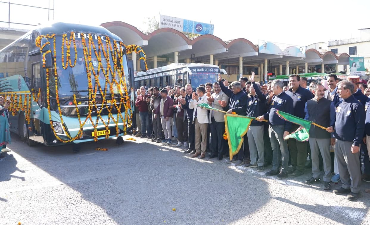 Chief Minister inaugurated the Nadaun-Hamirpur-Ghumarwin-Delhi Volvo bus.