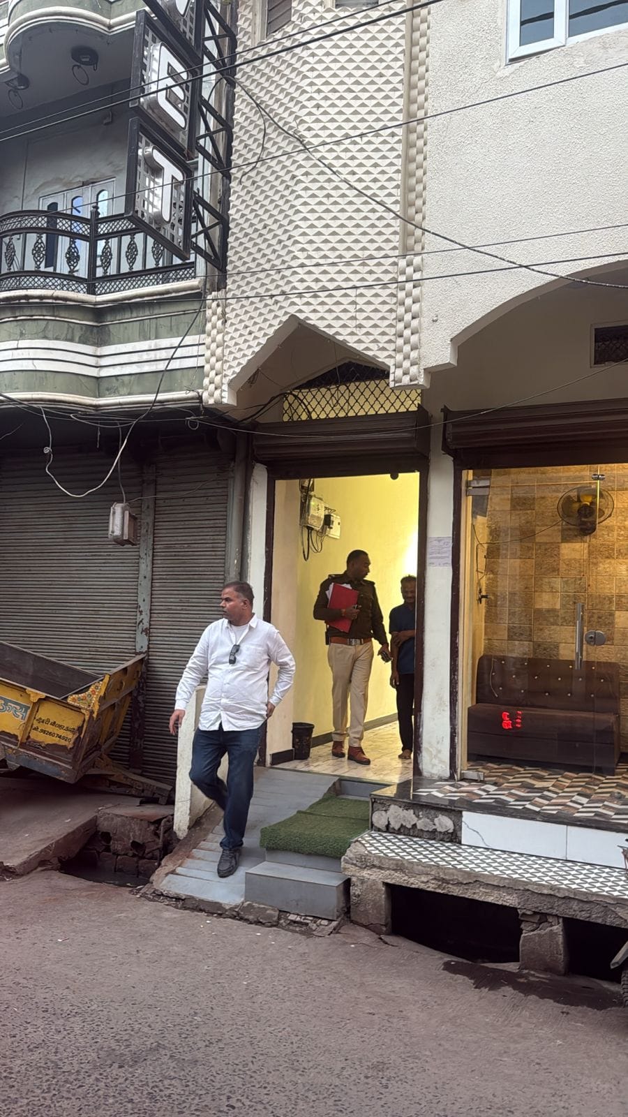 Muslim youth identity stayed in hotel with a Hindu girl, causing ruckus and registering an FIR.