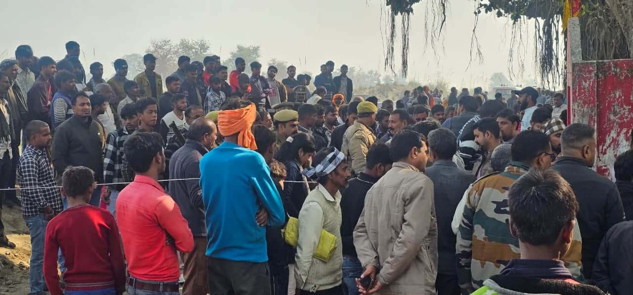 पिलखतरा में मूर्ति खंडित होने की जानकारी पर  उमड़े लोग। संवाद