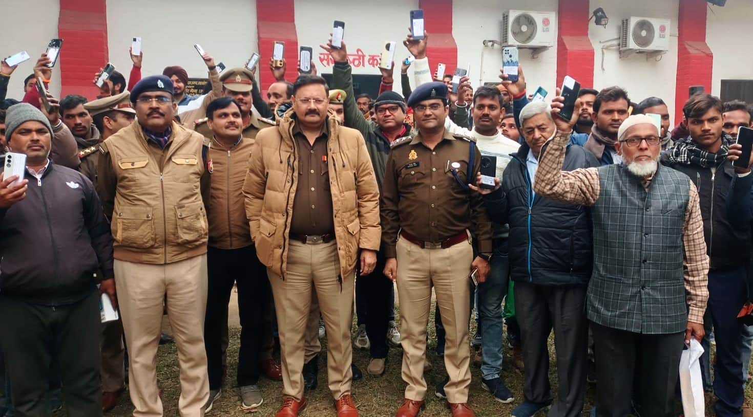 पुलिस लाइन में एसपी के हाथों गुम मोबाइल पाकर खिल उठे मोबाइल स्वामियों के चेहरे। संवाद