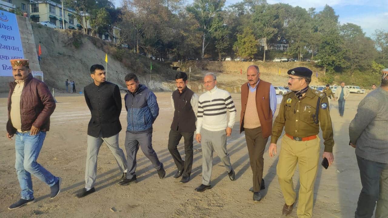 पुलिस लाइन दोसड़का के मैदान में वॉकथॉन की तैयारियों का जायजा लेते मुख्यमंत्री के रानीतिक सलाहका