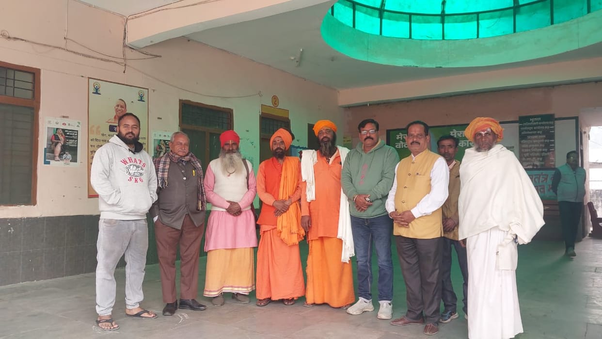 Saints and sages met the SDM regarding Kalpvas and demanded cleanliness on the river bank.
