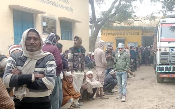 परौर स्थित साधन सहकारी समिति चौकिया पर खाद लेने के लिए लाइन में खड़े किसान। संवाद